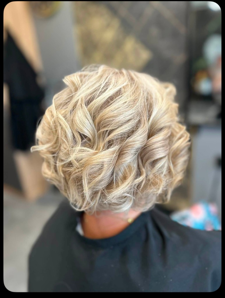 Objętościowe, wielotonowe blond loki